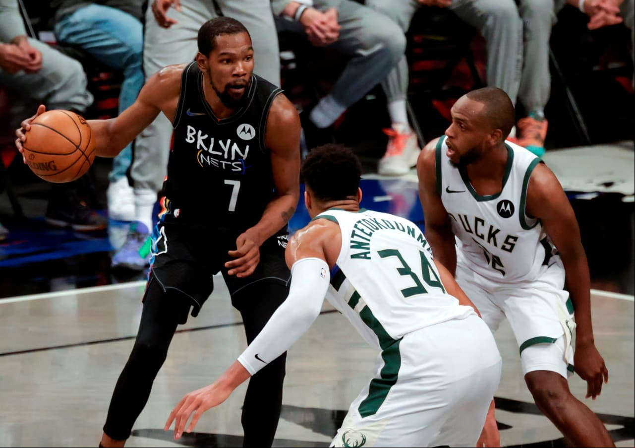 Durant encabeza paliza de Nets a Bucks para poner 2-0 la serie
