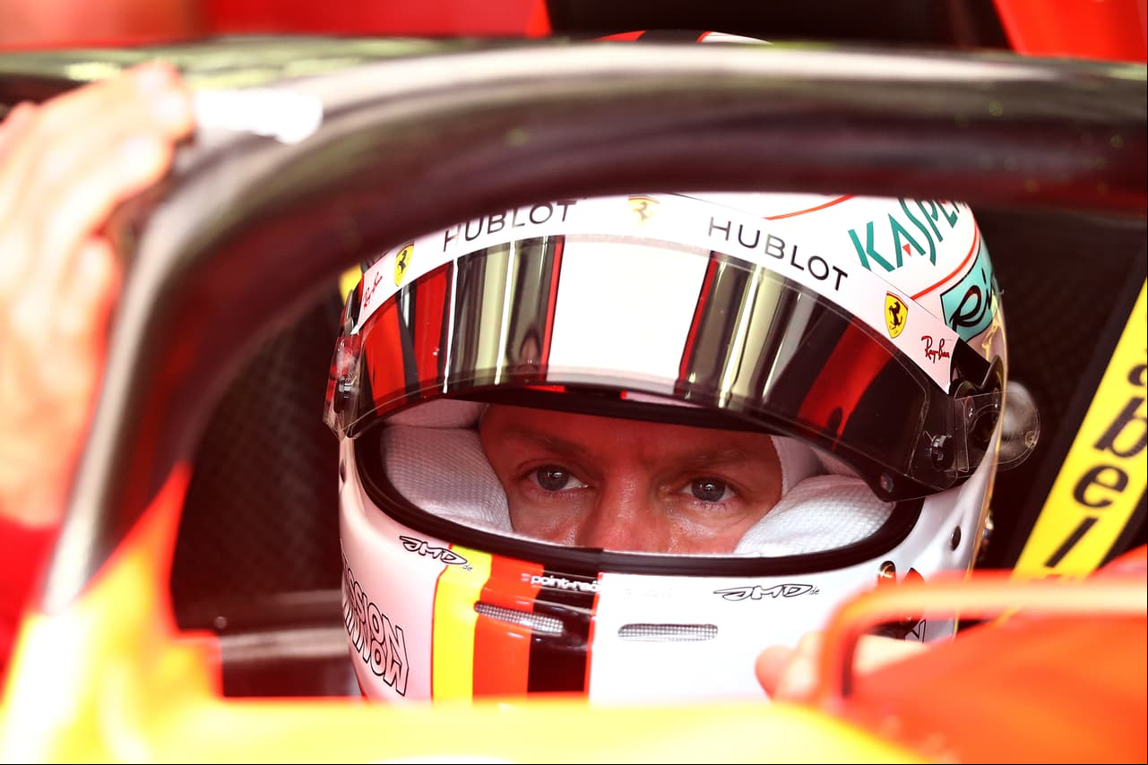 Este viernes el Gran Premio de Bahréin dio inicio con sus primeras dos sesiones de prácticas en las que los autos de Ferrari conducidos por Sebastian Vettel y Charles Leclerc comandaron los tiempos haciendo el 1-2 en ambas, pero alternándose el primer lugar.
