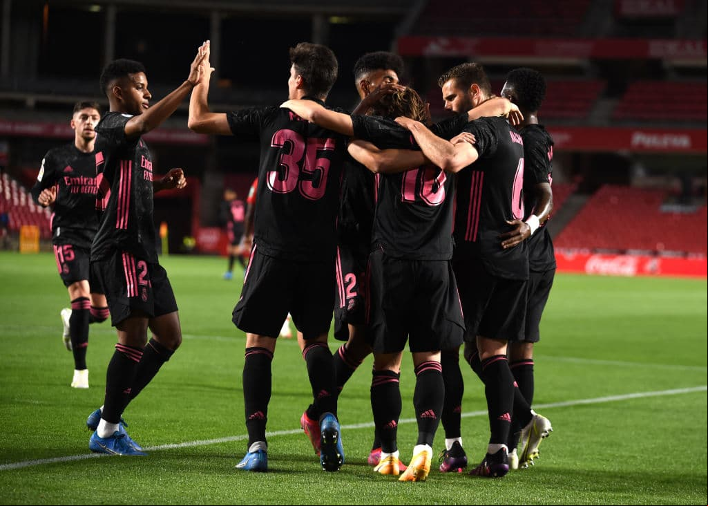 El Real Madid muestra su poderío y con los goles de Luka Modric, Rodrygo, Ávaro Odriozola y Karim Benzema, el Real Madrid golea 1-4 al Granada y aprietan al Atlético de Madrid en la pelea por el título de La Liga.