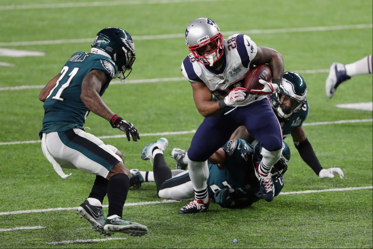 ¡Touchdown Patriots! James White se escaba 26 yardas por la vía terrestre par allegar a las diagolanes. ¡Juegazo de ofensivas!