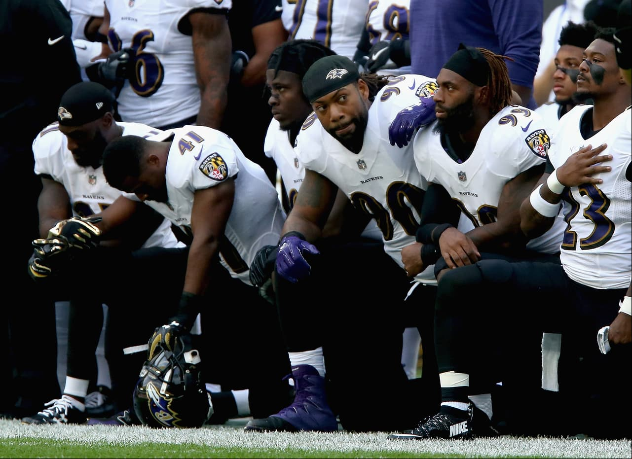 Enfrentaban a los Baltimore Ravens, quienes también tuvieron el mismo gesto.