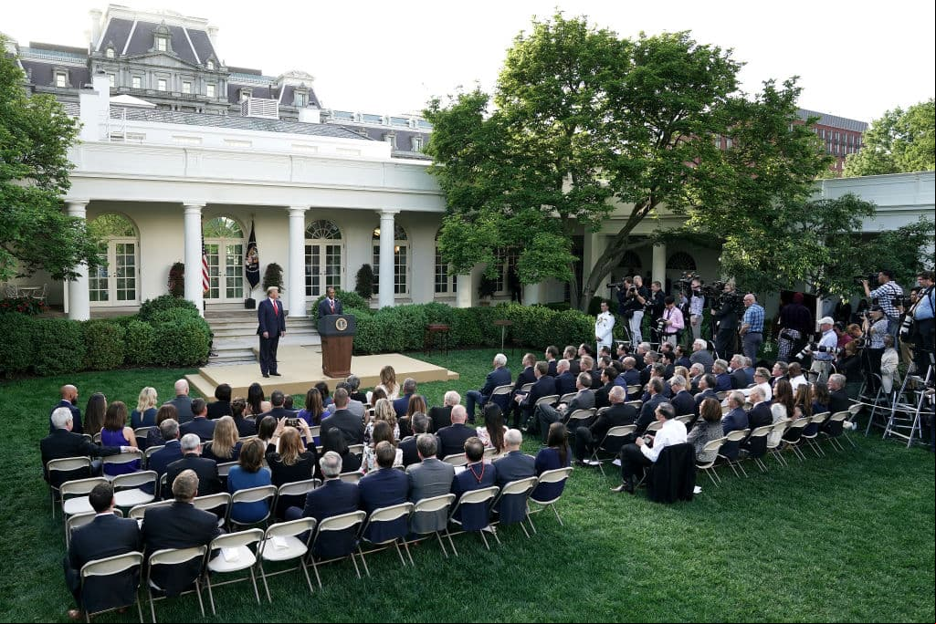 El Presidente de Estados Unidos de América Donald Trump entregó este lunes al golfista Tiger Woods la Medalla Presidencial de la Libertad, el mayor reconocimiento civil en EEUU, situación que ha generado controversia sobre si entra en juego la predilección del Mandatario por el golf y en coincidencia con el logro de Woods al ganar la edición 2019 del Masters, por encima de otros candidatos más prototípicos para adjudicarse la presea. Estas son las imágenes de la ceremonia.