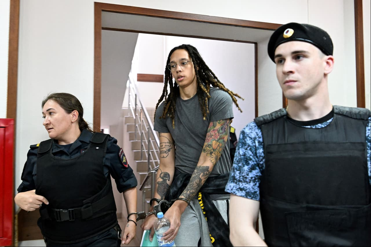 La basquetbolista Brittney Griner podría pasar 10 años en prisión y se encuentra encarando un juicio con el gobierno ruso.
<br>