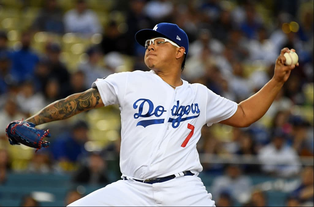 El mexicano Julio Urías tuvo la responsabilidad de abrir el partido por Los Angeles Dodgers. El de Sinaloa se mantuvo en la lomita por 5.0 innings, en los que apenas permitió tres imparables, no dio bases por bolas y ponchó a siete. Desgraciadamente se fue sin decisión, dejó el partido ganando 2-0 Dodgers.