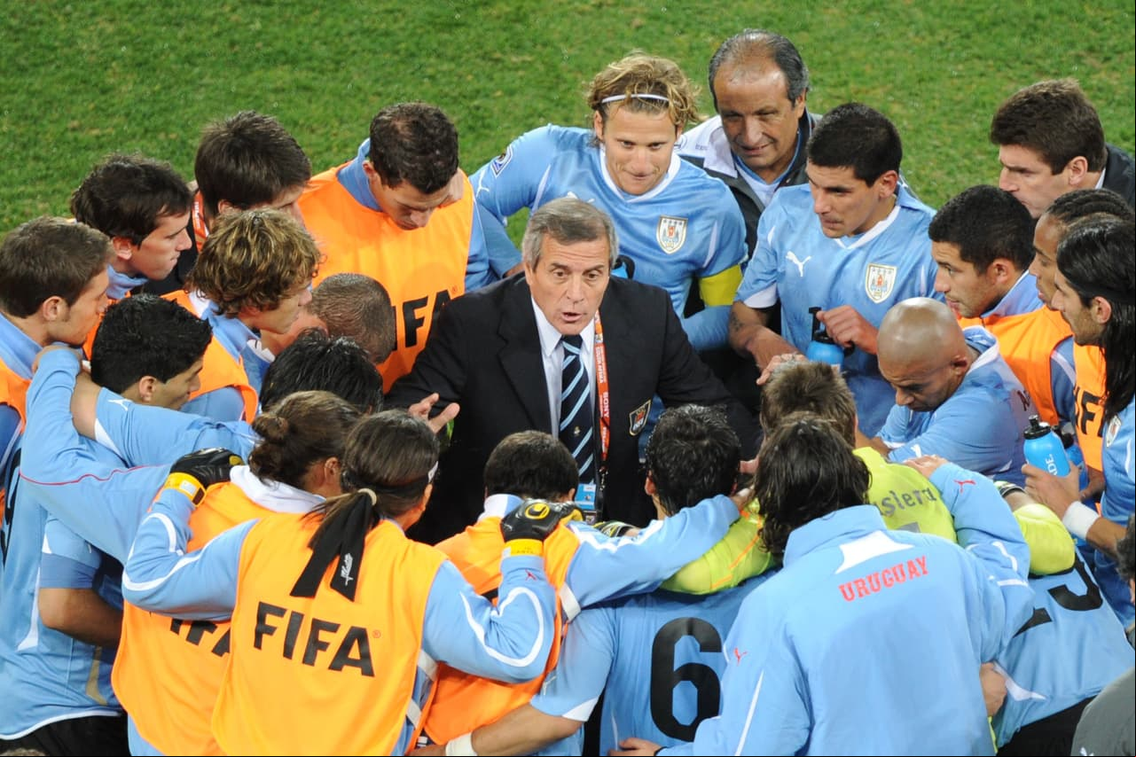 Óscar Washington Tabárez ha sabido aplicar su profesión como docente para ser un 'Maestro' que ha liderado a Uruguay como técnico en tres mundiales y ahora va por su cuarta experiencia.