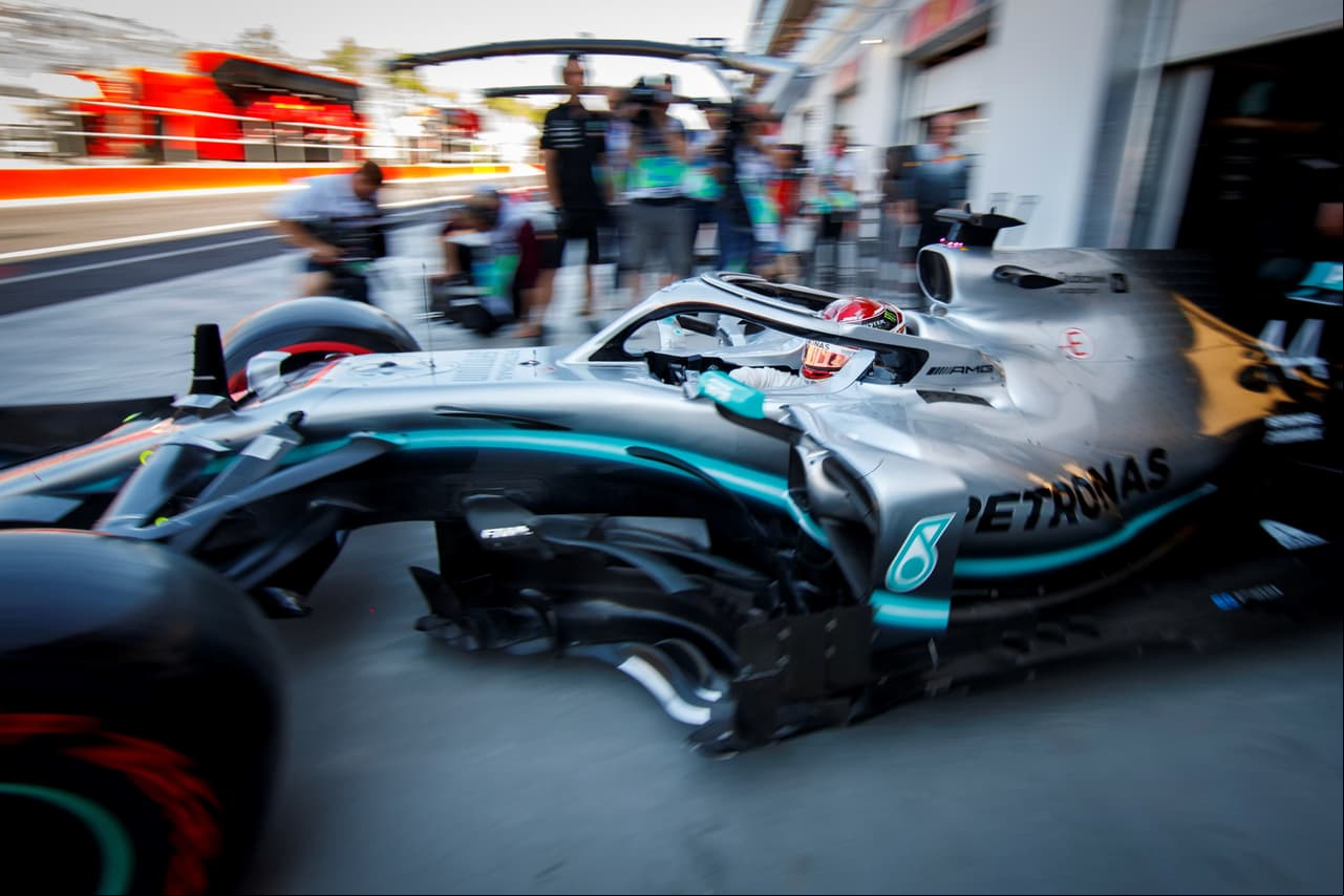 Lewis Hamilton lideró a los Mercedes que no fueron consistentes, especialmente en la segunda sesión.