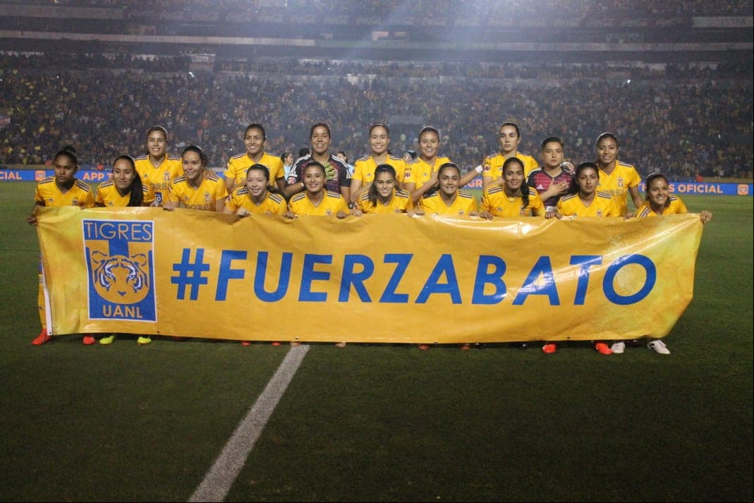 Las jugadoras de Tigres se presentaron en el terreno de juego rindiendo homenaje al extécnico Osvaldo Batocletti, que se encuentra hospitalizado y les dio el año anterior el primer título de Liga MX Femenil.