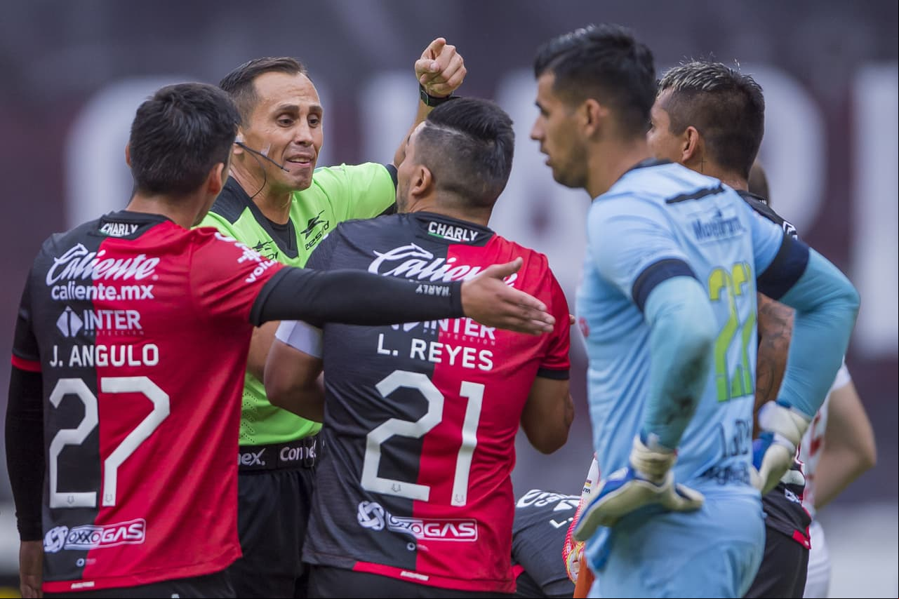 Los jugadores del Atlas suben la intensidad por lo que patean más y las amarillas salen.