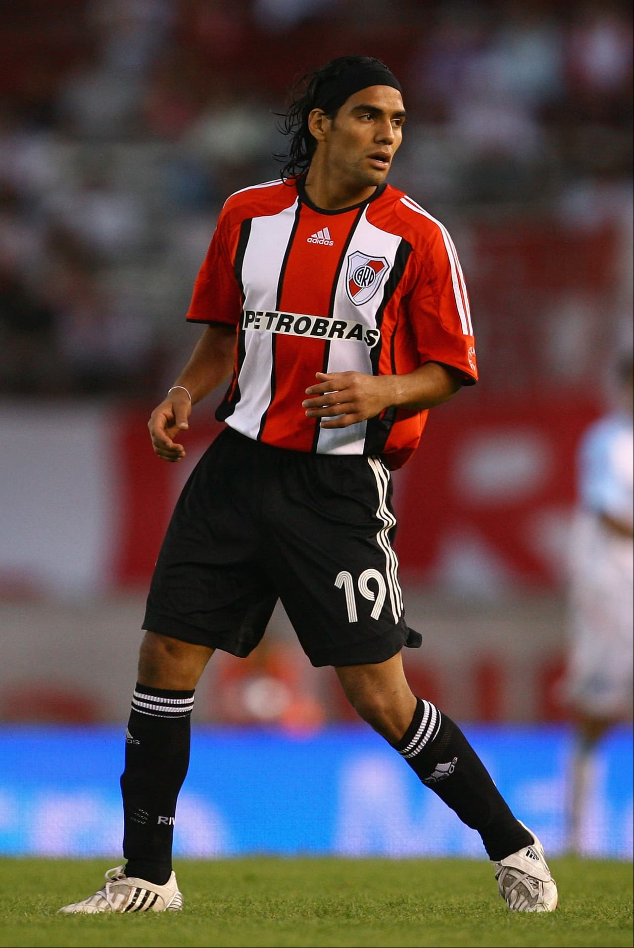 Radamel Falcao debutó a sus escasos 13 años con los Lanceros Boyacá , se convirtió en el jugador más joven en debutar en un torneo de futbol profesional en Colombia.