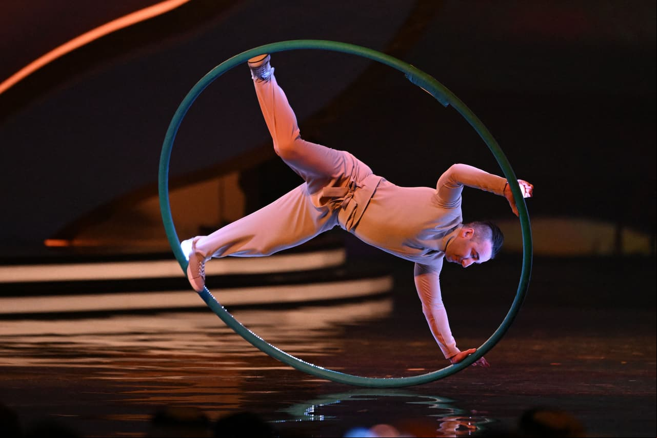 El espectaculo con los danzantes le dieron alegría al momento de tensión antes de conocer los grupos.