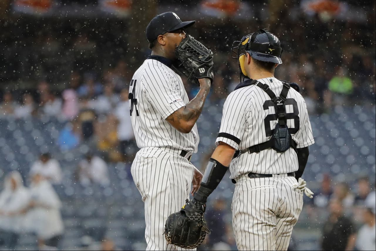 Aroldis Chapman y Austin Romine intercambian estrategia.