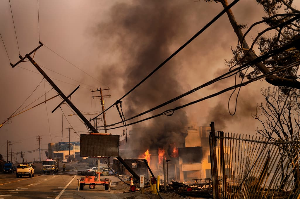 Incendios en California: fuertes vientos amenazan con avivar las llamas y originar nuevos fuegos; sube a 25 el número de muertos