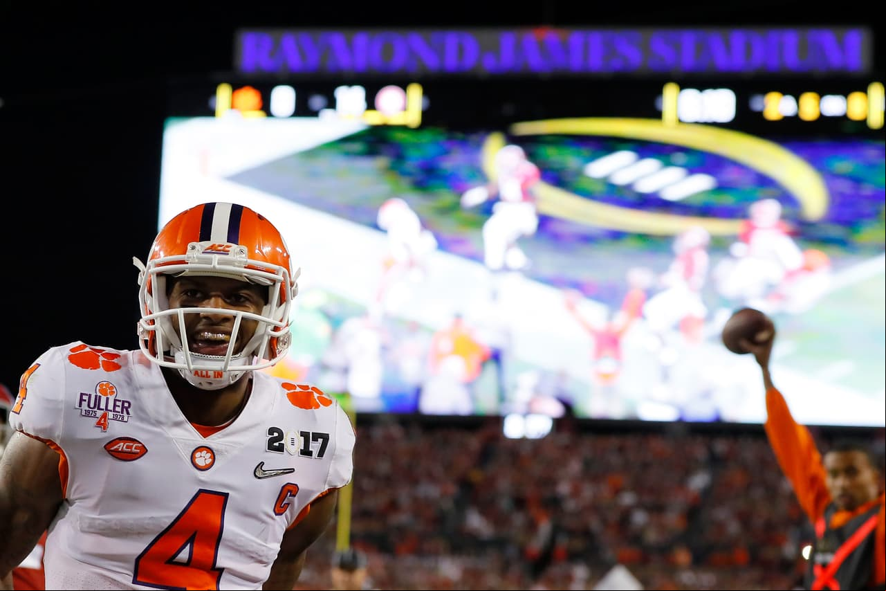 Deshaun Watson se levantó y siguió jugando como si nada, incluso en mejor nivel del que tuvo en los primeros cuartos del campeonato.