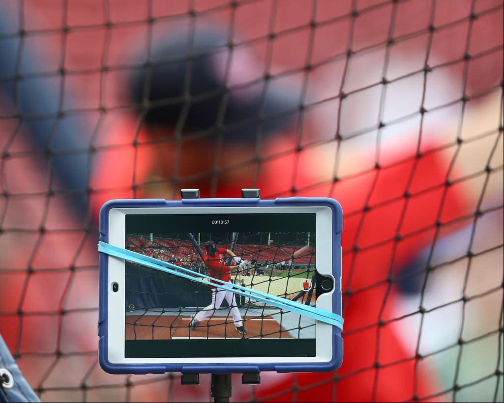9) Su metodología. Una serie de triques en una maleta como bandas elásticas, pelotas y cuerdas, y la grabación diaria de su sesión de bateo, con una tablet, le permiten mantener una mecánica de swing.