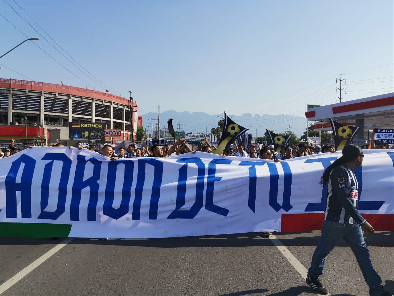 En una manta plasmaron la leyenda "Ladrón de tu ilusión" haciendo referencia al último título de Rayados en la Liga de Campeones de Concacaf.