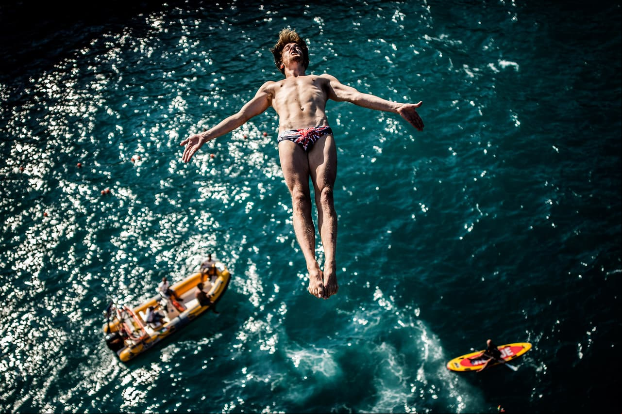 Este salto desde una plataforma de 27 metros durante la Copa Mundo de Clavado en Italia muestra la belleza del paisje y la exigencia del ejercicio.