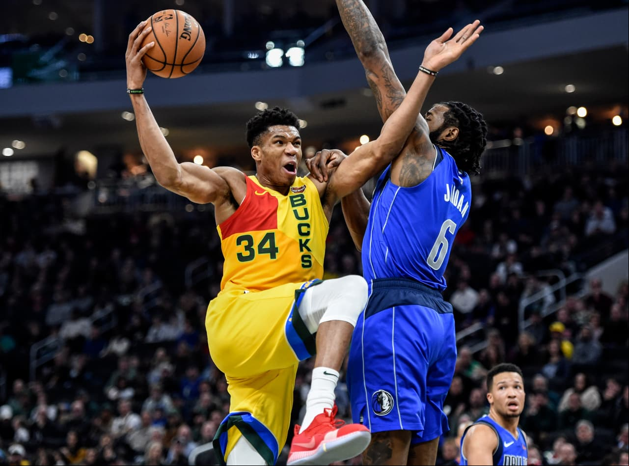 <b>Dallas 106-116 Milwaukee</b>. En duelo de dos jóvenes figuras de la NBA en el Fiserv Forum, los Bucks (34-12) superaron, no sin antes sufrir bastante, por 116-110 a los Mavericks (20-26).