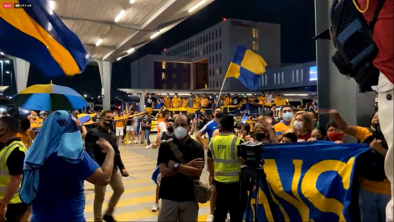 Multitudes de afionadios de Tigres acuideron al Aeropuerto Internacional de Monterrey a recibir al nuevo fichaje estrella del club.