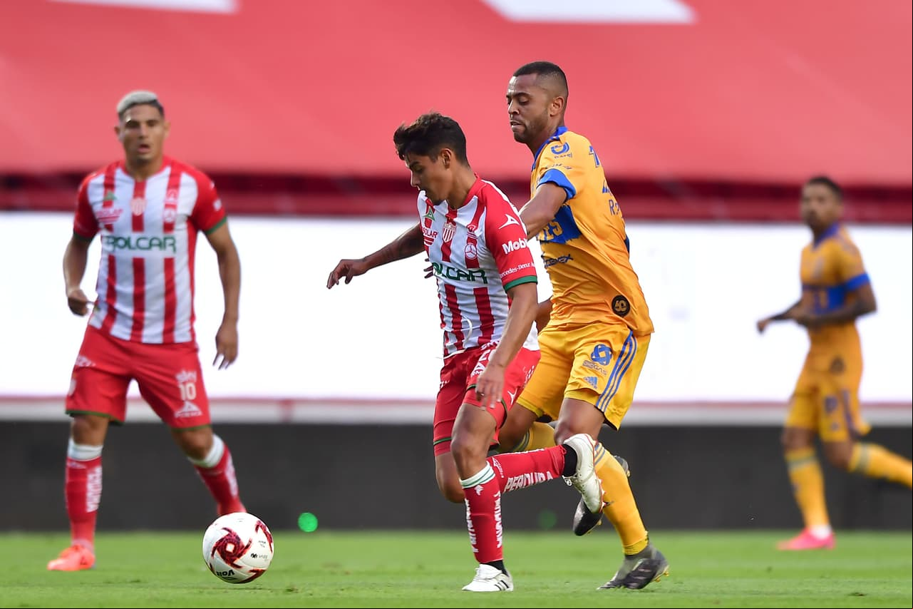 Pasada la primera media hora de juego, Tigres bajó la intensidad de los embates y Necaxa se paraba mejor en el campo.