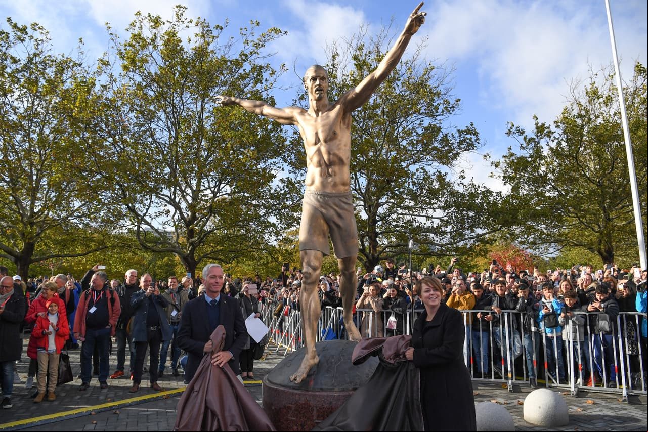 3 En la estatua se pueden leer los títulos logrados por Ibrahimovic a lo largo de su carrera, así como distinciones como máximo goleador, a parte de ser el máximo goleador con la selección sueca.