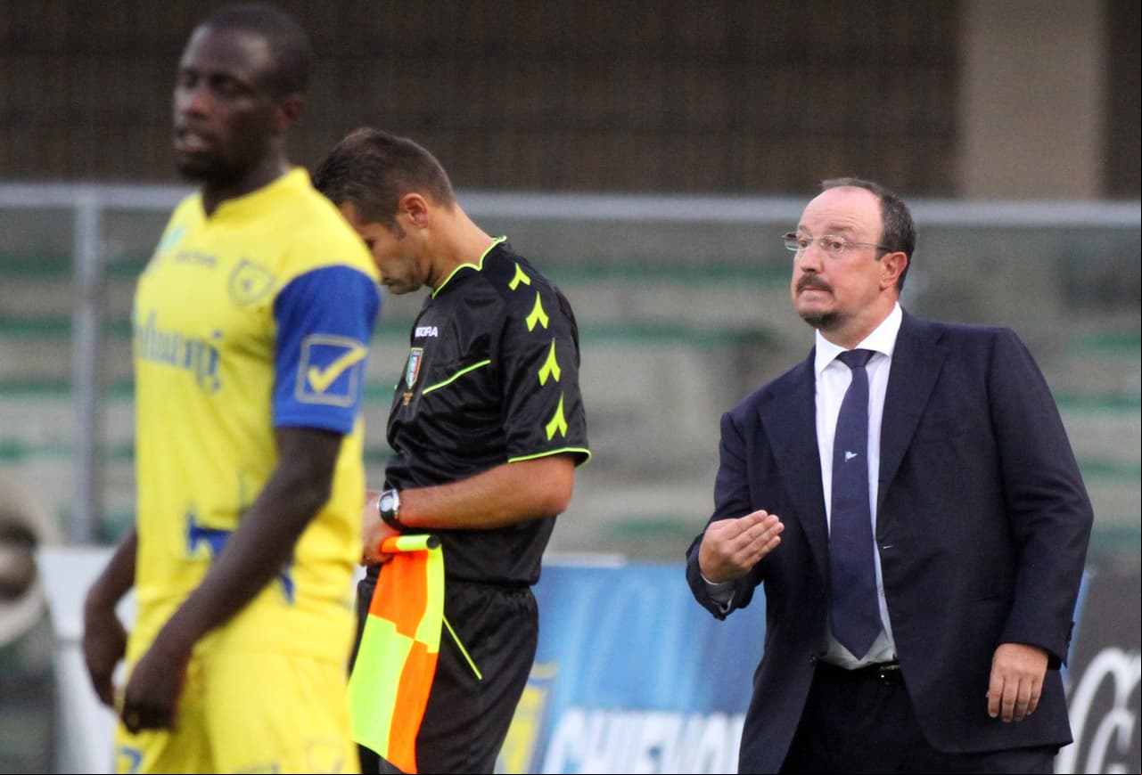 Luego de su paso por Inglaterra, Rafa regresó al futbol italiano con el Napoli done volvió a demostrar que es unté técnico ganador al conseguir una Copa de Italia y una Supercopa de Italia. El español dirigió a los italianos en 89 ocasiones y consiguió 50 victorias.