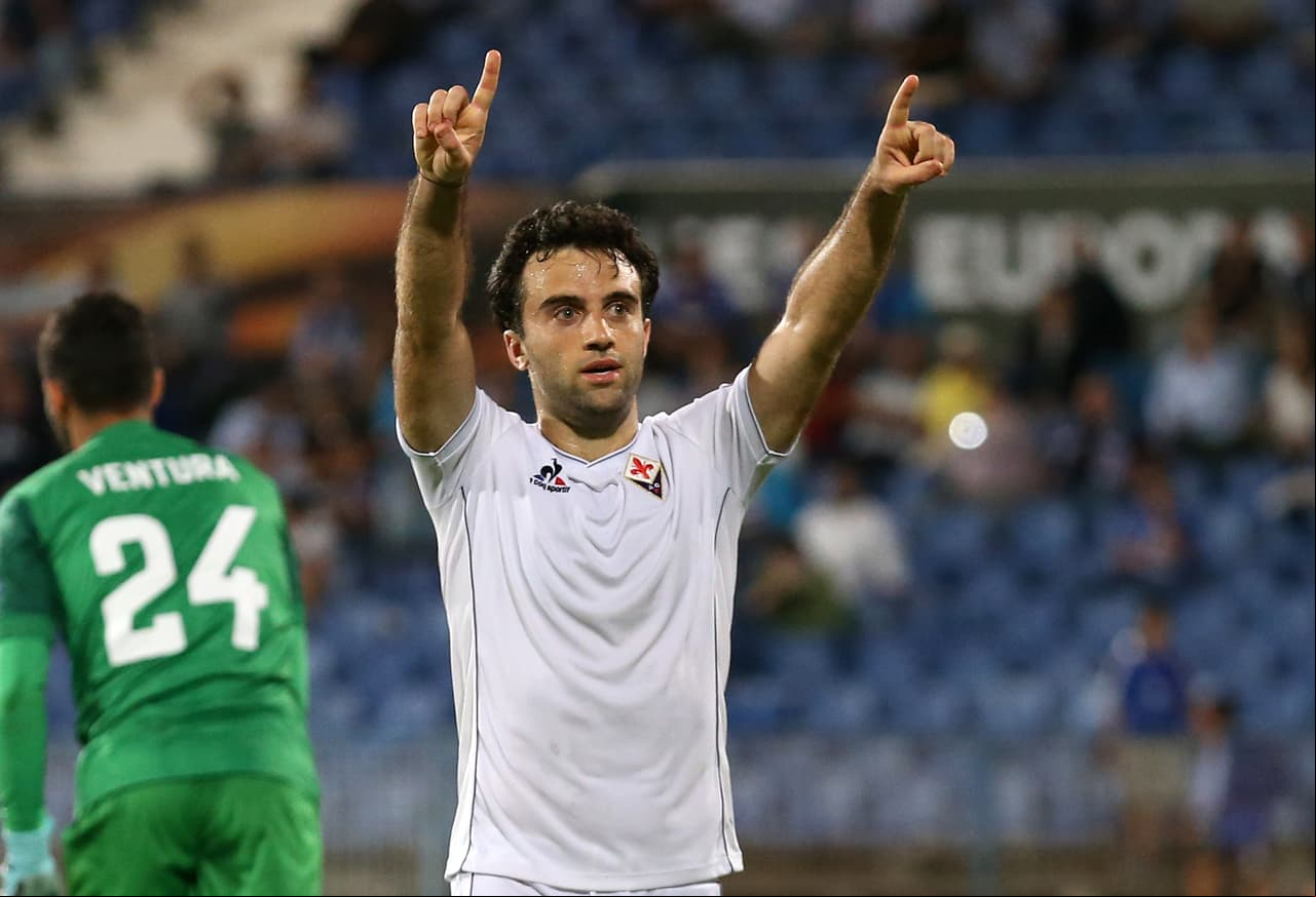 Sin embargo, ha sufrido 5 lesiones de rodilla que han parado su crecimiento al punto de resignarse a jugar a segundo nivel. La más reciente fue jugando para el Celta de Vigo.