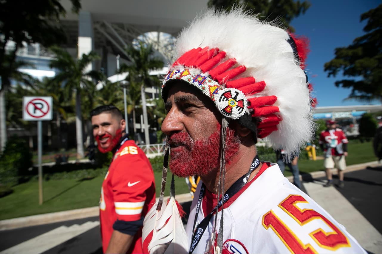 Fan de los 49ers hace propuesta matrimonial previo al Super Bowl
