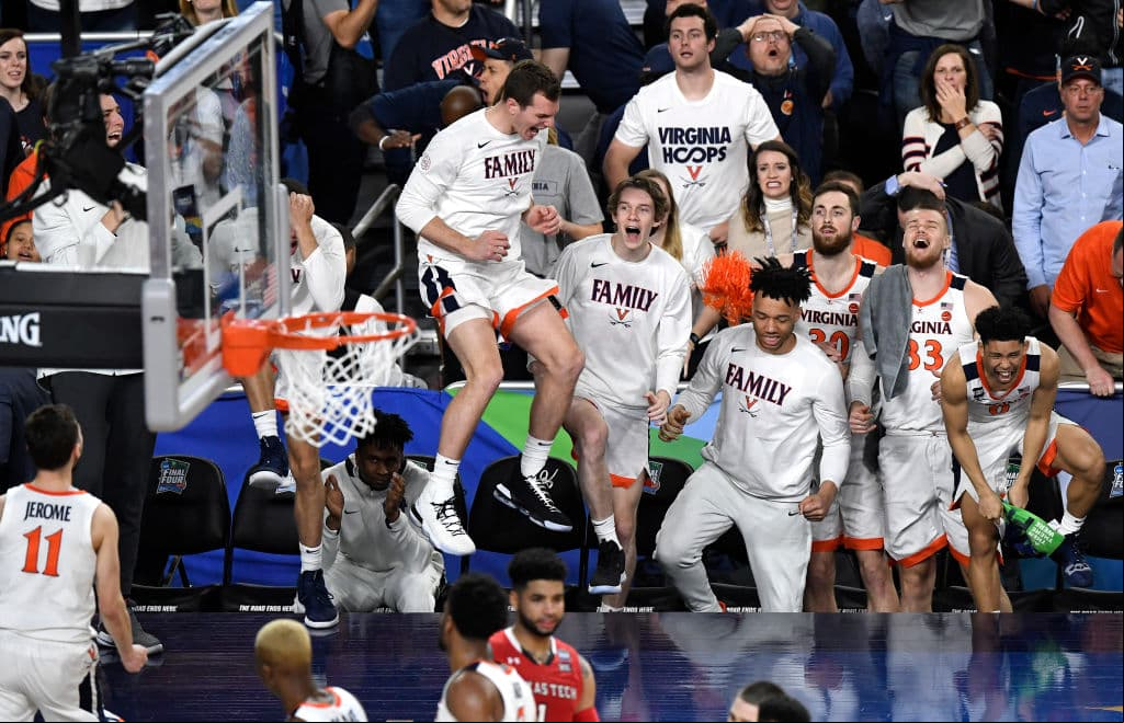 Los Virginia Cavaliers conquistaron el primer Campeonato Nacional luego de derrotar por 85-77 a los Texas Tech Red Raiders en la Final del NCAA Tournament y así festejaron los aficionados, jugadores y entrenadores, en cabezados por el head coach Tony Bennett.
