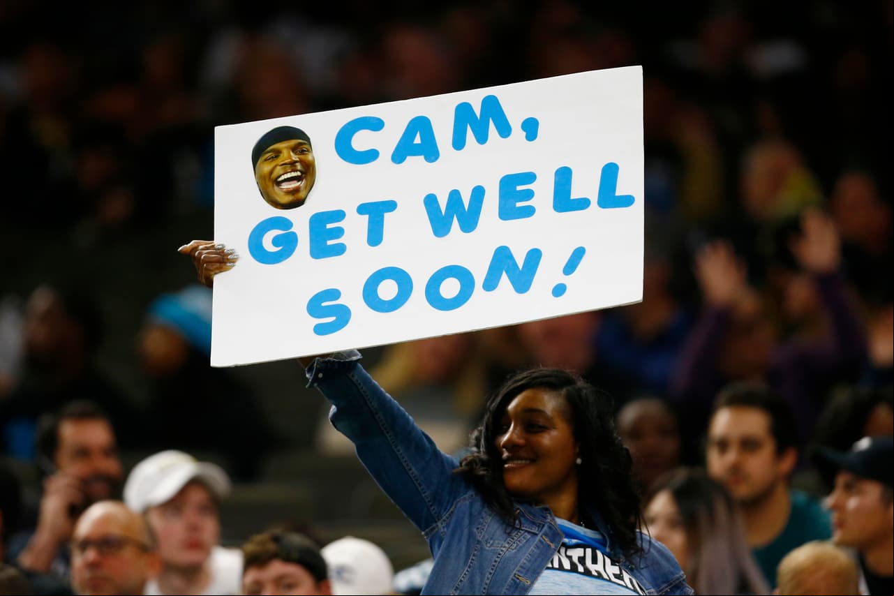 ¡Recupérate pronto! Dice este cartel hacia Cam Newton, el lesionado quarterback de los Carolina Panthers.
