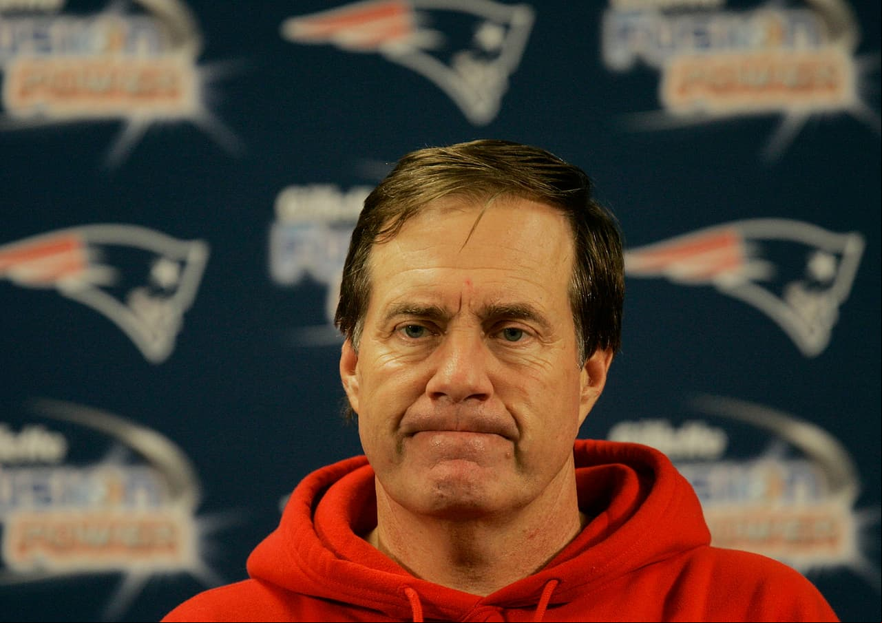 <b>¿Detestado o envidado?</b>
<br>- Nadie puede negar que Belichick, si no es el mejor head coach en la historia de la NFL, es uno de los mejores y será muy complicado que alguien pueda igualar sus cifras.
<br>- Decenas de periodistas, jugadores o simples aficionados, no lo toleran por gestos como este, tras contar con un semblante serio y, en ocasiones, pareciera desinteresado.