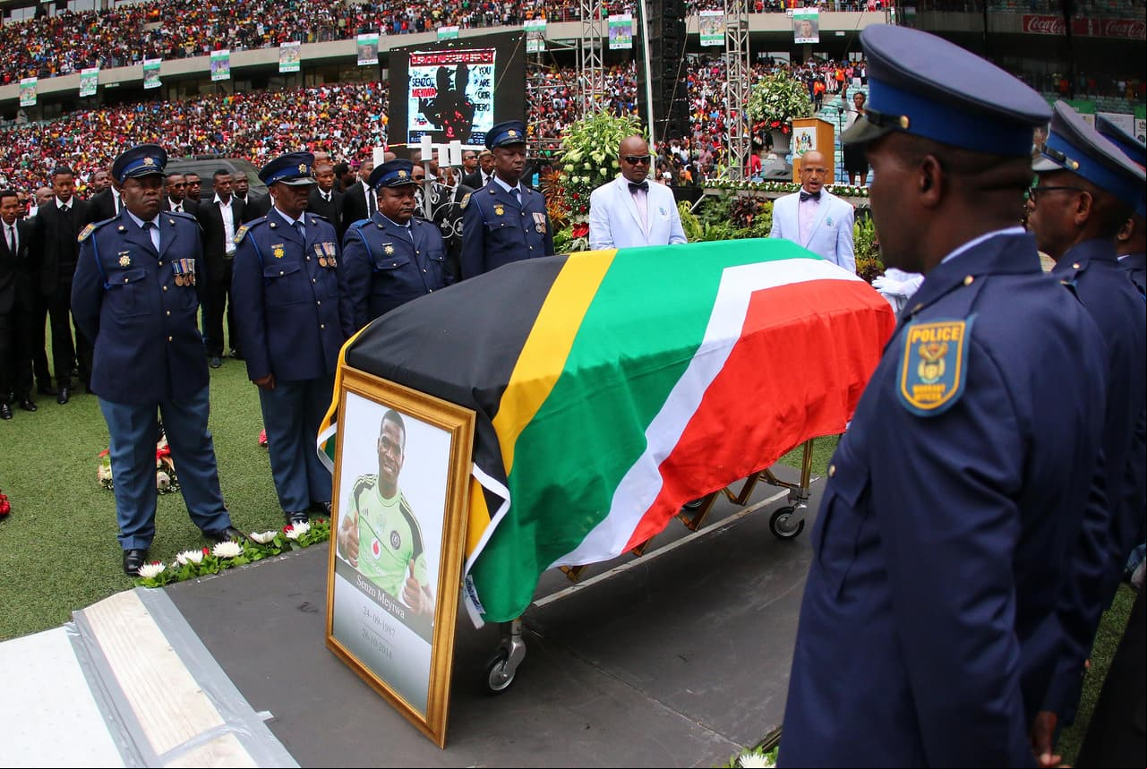 El guardameta sudafricano Senzo Meyiwa fue asesinado en octubre de 2014 cuando unos ladrones saqueaban el domicilio de su pareja sentimental. La policía sudafricana no halló evidencia suficiente para condenar a los sospechosos y estos fueron liberados desencadenando una ola de protestas en Sudáfrica.