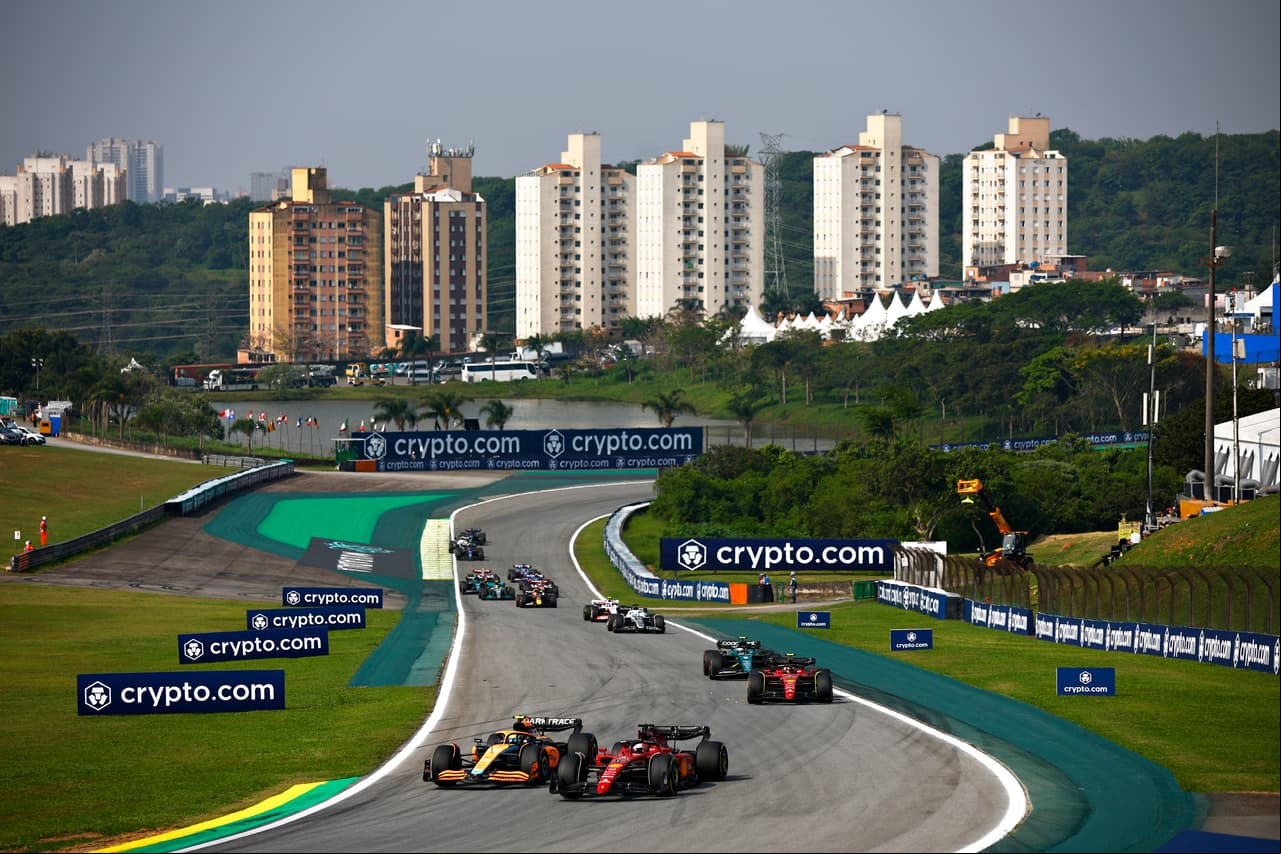 George Russell ganó su primera carrera en la Fórmula 1; Sergio Pérez finalizó séptimo, mientras que Hamilton y Sainz completaron el podio en el GP de Brasil.