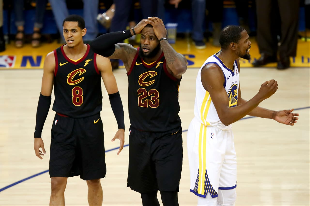 En el último minuto James acusó una falta ofensiva de Kevin Durant, pero los jueces realizaron consejo y se la dieron a los Warriors para ponerse al frente. La estrella de los Cavs no lo podía creer.