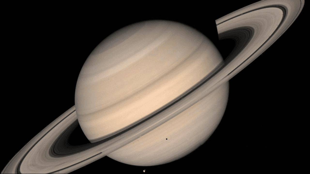 Cómo y cuándo podrás ver la extraña conjunción de la Luna con Saturno, el "acercamiento" de nuestro satélite al planeta de los anillos