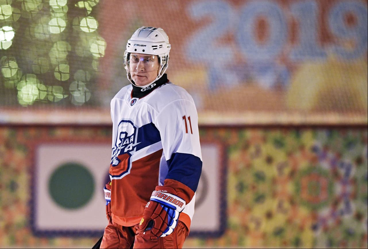El presidente de Rusia, Vladimir Putin, dejó de lado la formalidad de su cargo para demostrar su cualidades como deportista en el juego de exhibición del Night Hockey League en la Plaza Roja de Moscú.