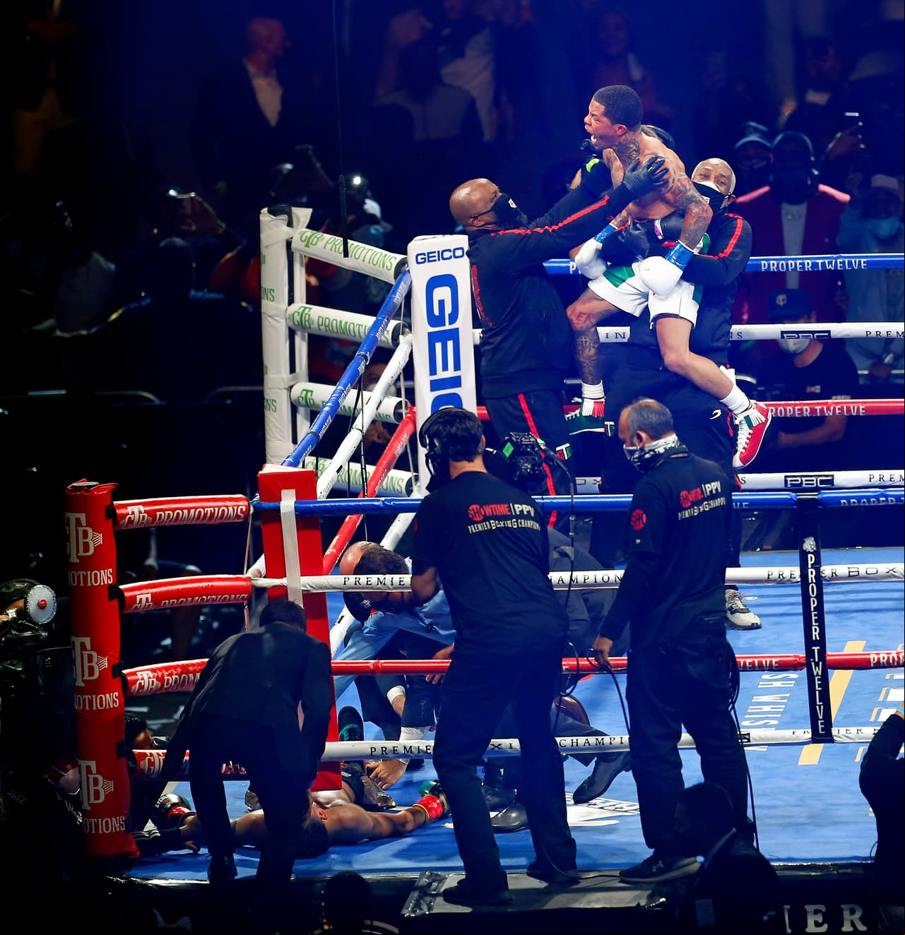 Las impactantes imágenes del uppercot que mandó a la lona al mexicano. | El nocaut del año le otorgó a Gervonta Davis el cinturón superpluma de la AMB, además de conservar su título del mismo organismo, pero en la categoría ligero.