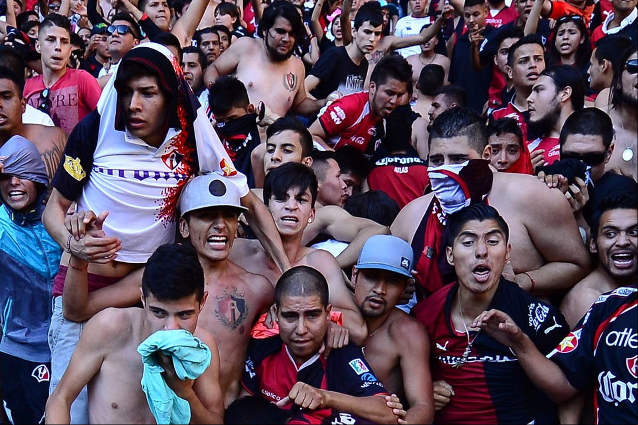 En los cuartos de final del Clausura 2015 en el encuentro entre Atlas y Chivas, la ‘Barra’ 51’, grupo de animación de los Rojinegros, invadieron el campo del Jalisco para intentar agredir a los jugadores tras la goleada que les estaban propinando los del Guadalajara.
