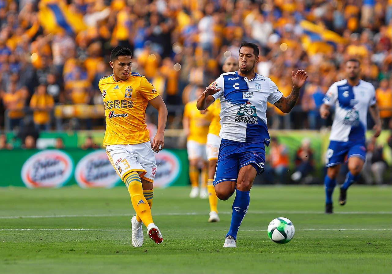 Los Felinos trasladaron sin problema la pelota en su propio campo y buscaron constantemente salir con el esférico controlado.