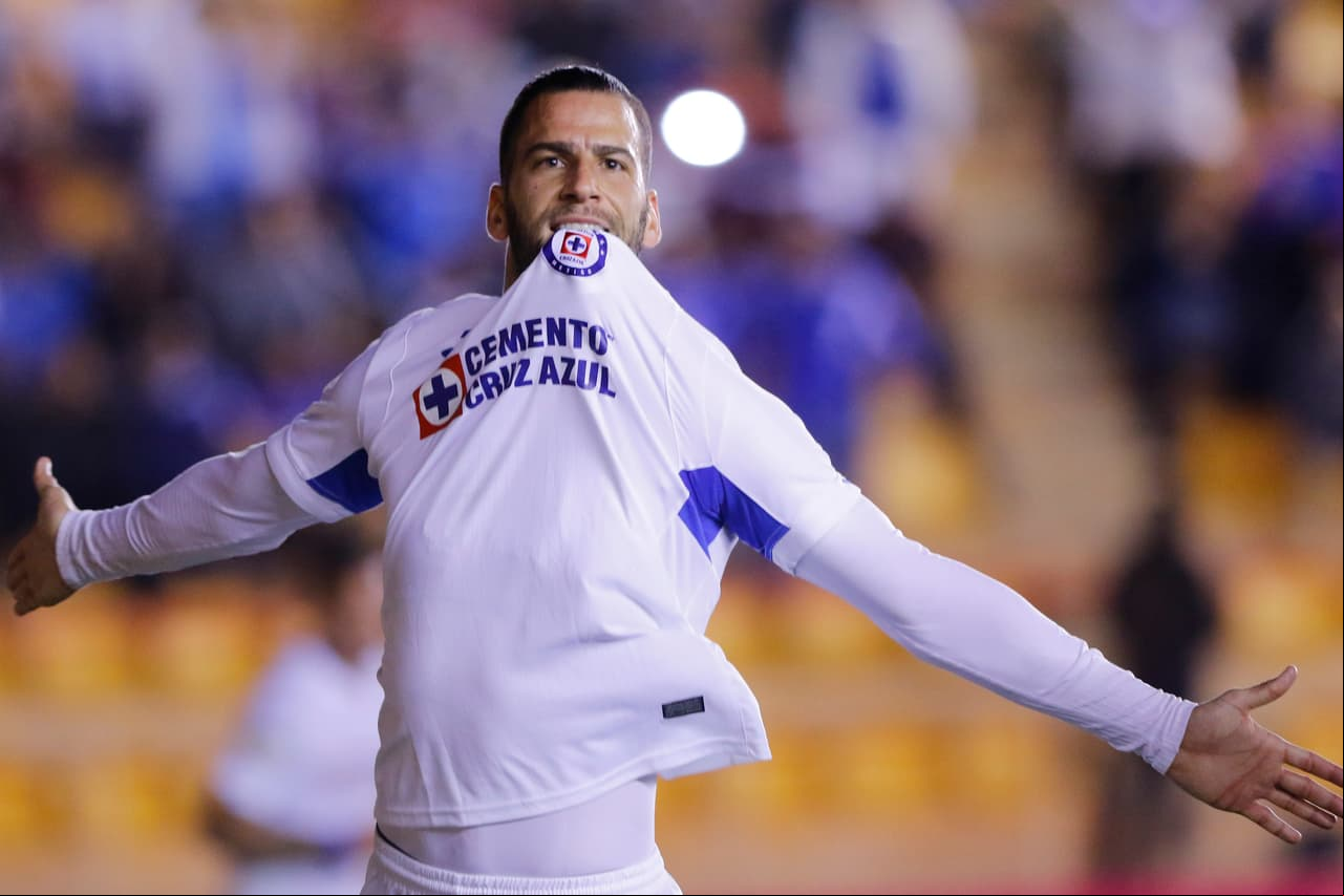 Con dos goles en la segunda mitad, el Cruz Azul recompone un mal inicio de partido y le da la vuelta a Alebrijes de Oaxaca para vencerlos a domicilio por 2-1 en la Copa MX.