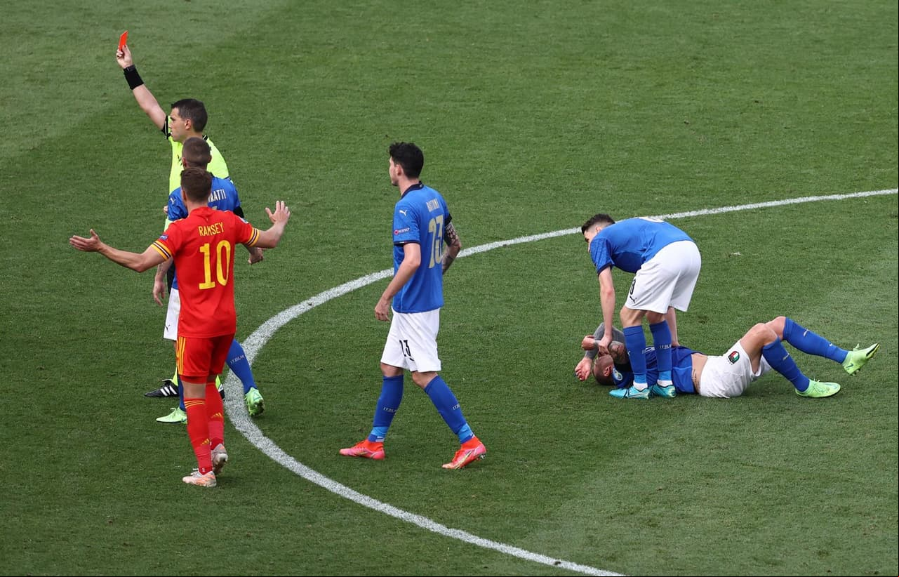Italia derrota por la mínima a la selección de Gales en la última jornada del Grupo A en la Euro 2020. El único tanto del encuentro fue por parte de Matteo Pessina al minuto 39, lo que hace que la escuadra 'Azzurra' sea el primero de grupo y cumplan 1,000 minutos sin haber perdido un encuentro.