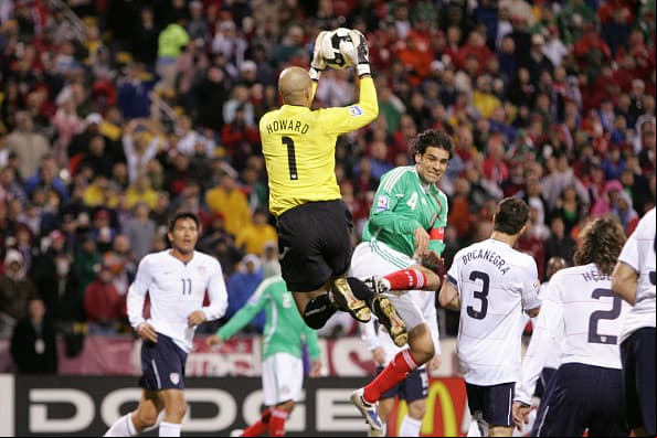Mientras Márquez brillaba con el Barcelona, el proceso eliminatorio rumbo a Sudáfrica no era de lo mejor. "El Káiser" se hizo expulsar directamente por esta dura plancha sobre Tim Howard en Columbus, durante las viejas épocas del "Dos a Cero".