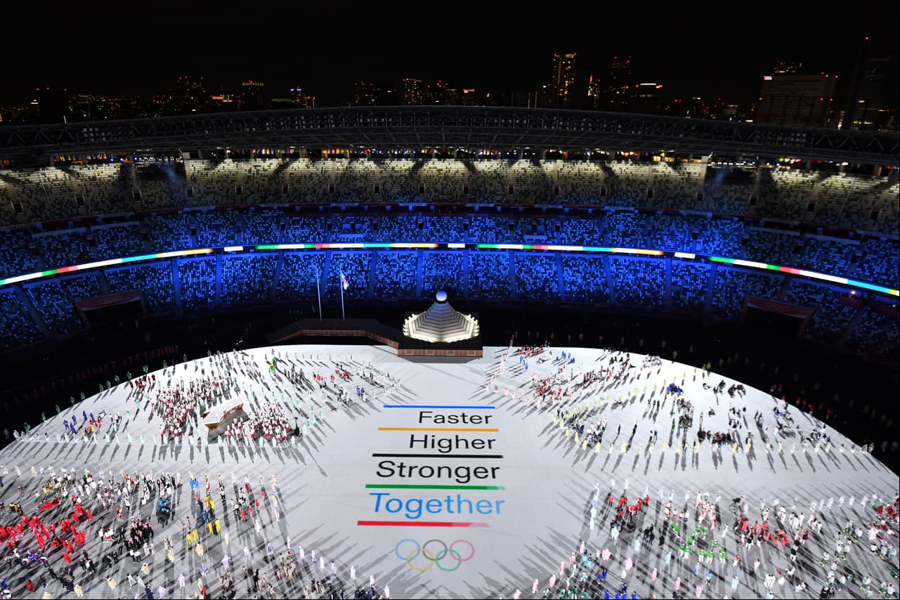 El lema olímpico apareció en el centro de la pista del estadio olímpico de Tokyo 2020 tras el desfile de los atletas.