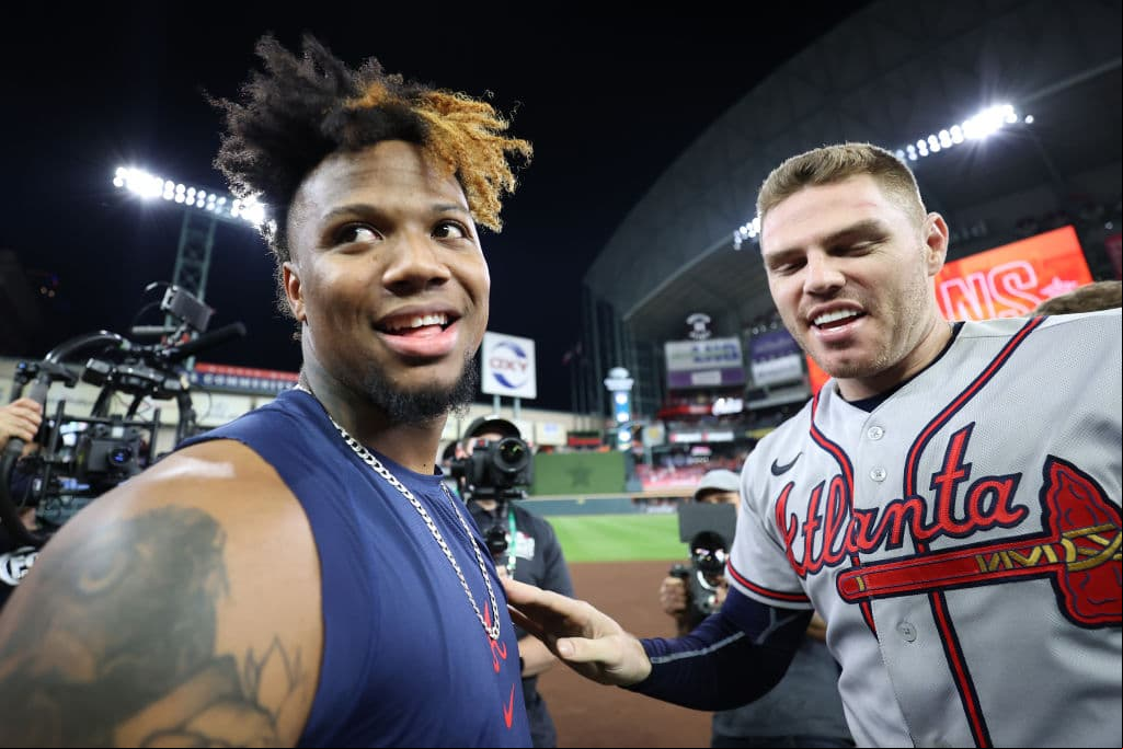 Fiesta en Houston, tras un aplasatante enfrentamiento, jugadores de los Atlanta Braves celebran el cuarto título de Serie Mundial de la franquicia.