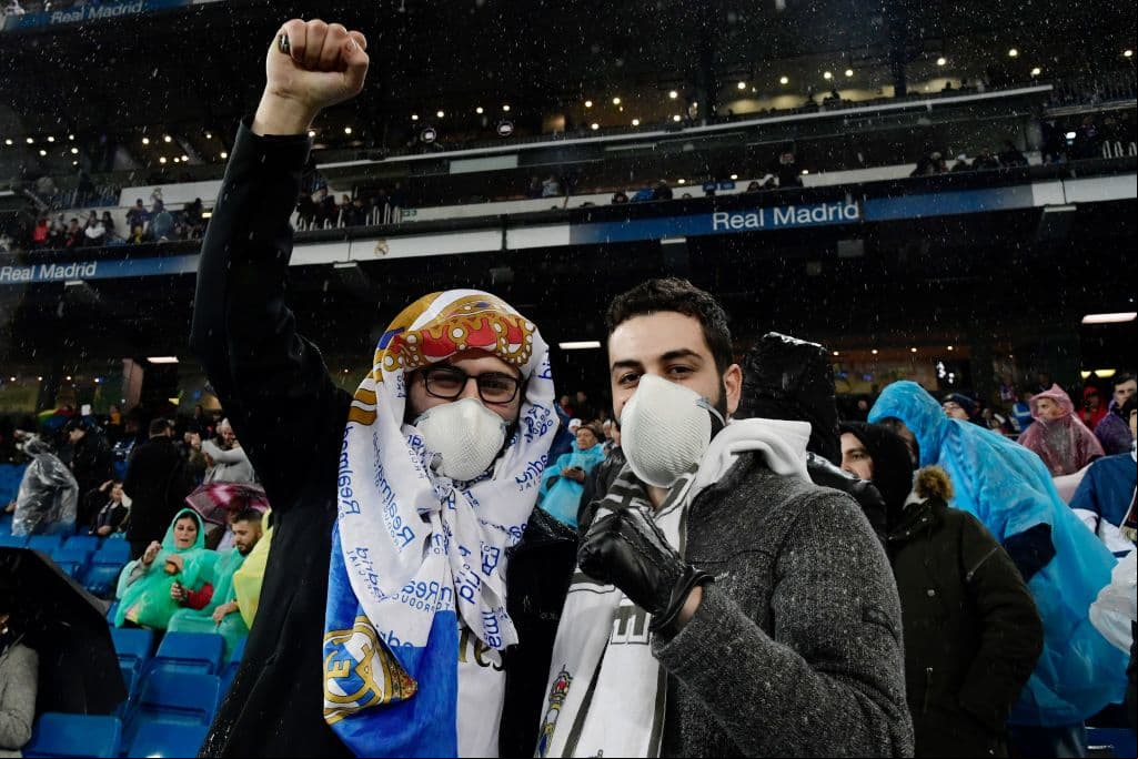 Ni el Coronavirus impide que se pierdan el Clásico. La afición se dio cita en el Santiago Bernabéu con cubrebocas.