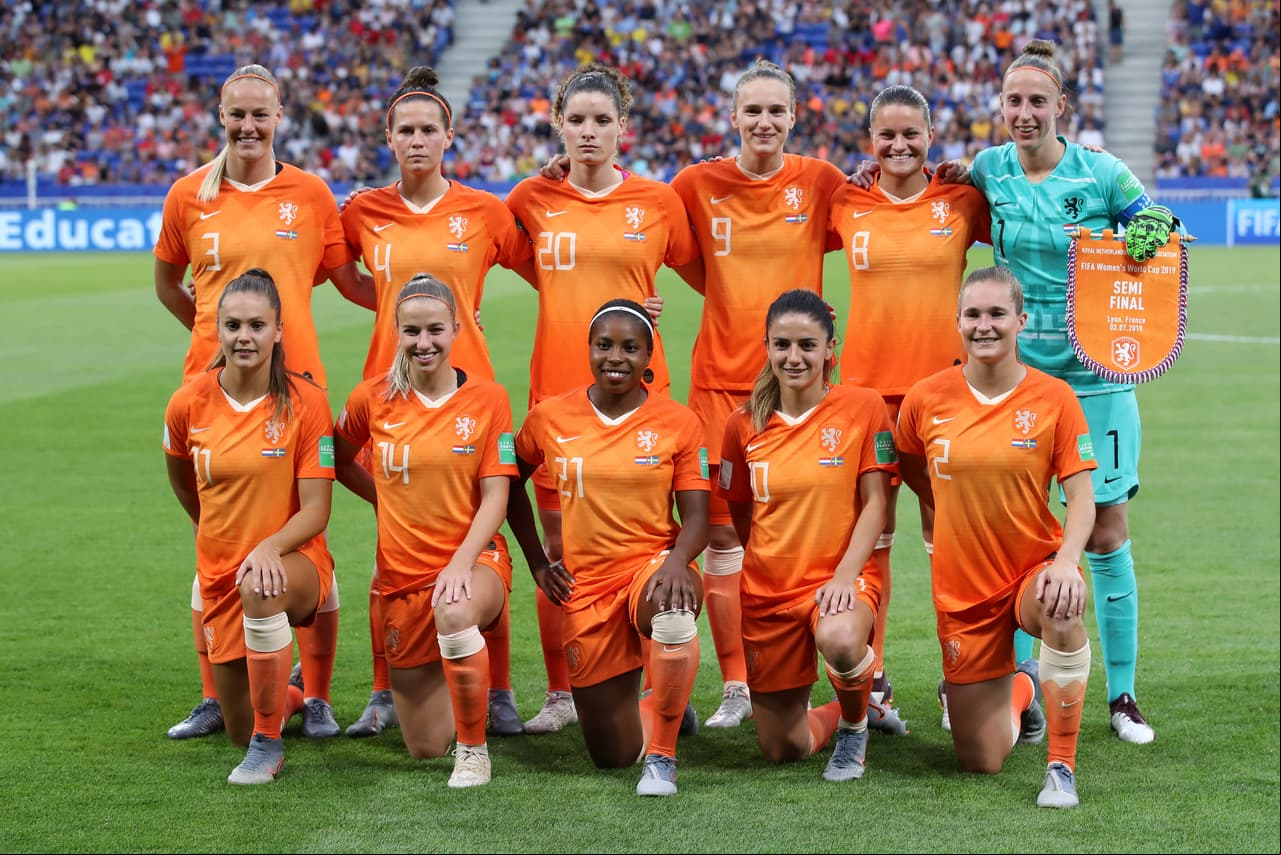 La selección holandesa salió al campo con Van Veenendaal, Van Lunteren, Bloodworth, Van der Gragt, Van Dongen, Spitse, Van de Donk, Groenen, Martens, Beerensteyn y Miedema.