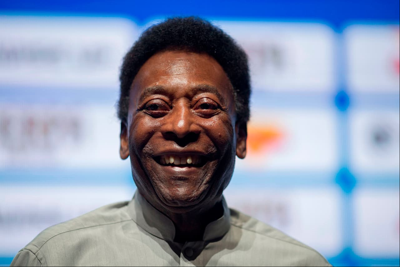 Pelé se caracteriza por su buen estado de ánimo y constante sonrisa, una alegría que mostraba en la cancha como jugador y tras su retiro suele ser sello de su personalidad.