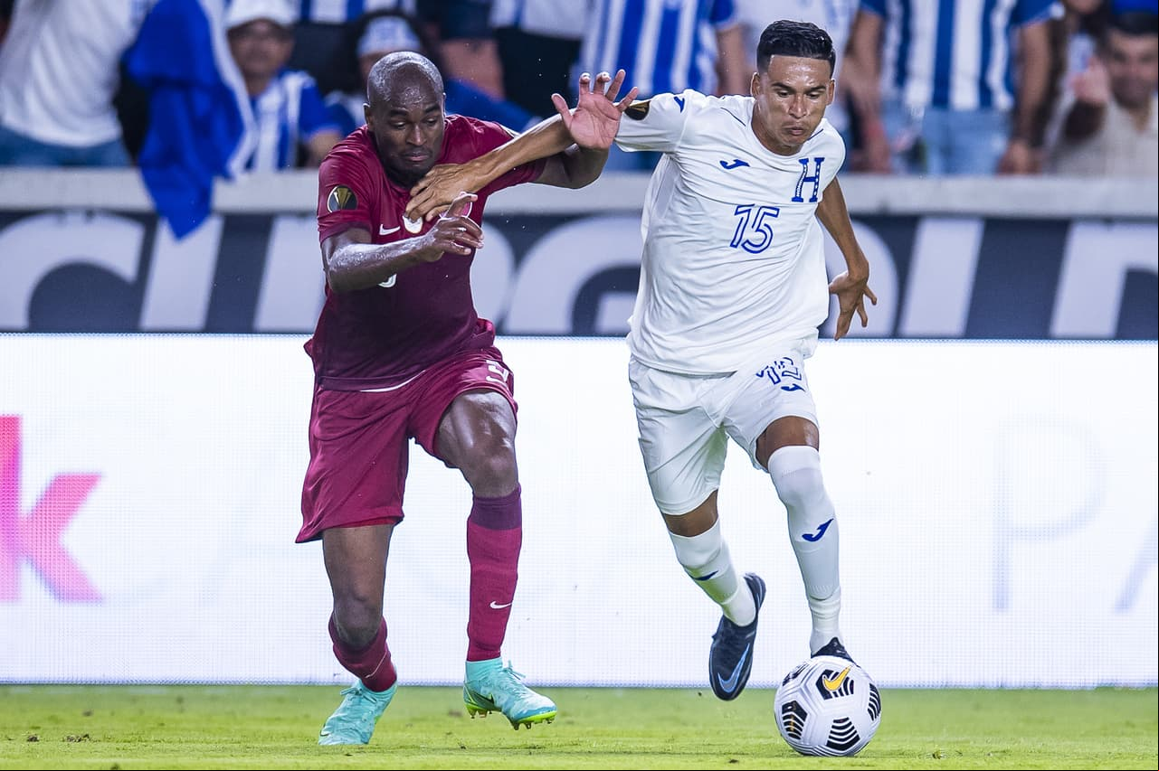 las anotaciones de Homan Ahmed y Abdelaziz Hatem le dan la victoria a Qatar 2-0 sobre Honduras y aseguran el liderato de su grupo.