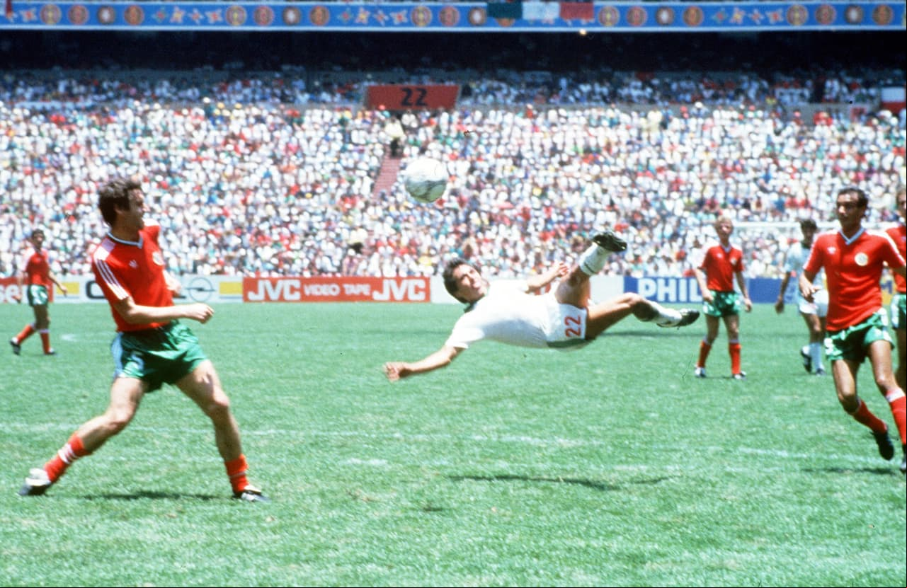 En el Estadio Azteca, al minuto 34, Negrete combinó con Javier Aguirre y al recibir la pared se elevó en el área para conectar pa pelota con una tijera impecable.