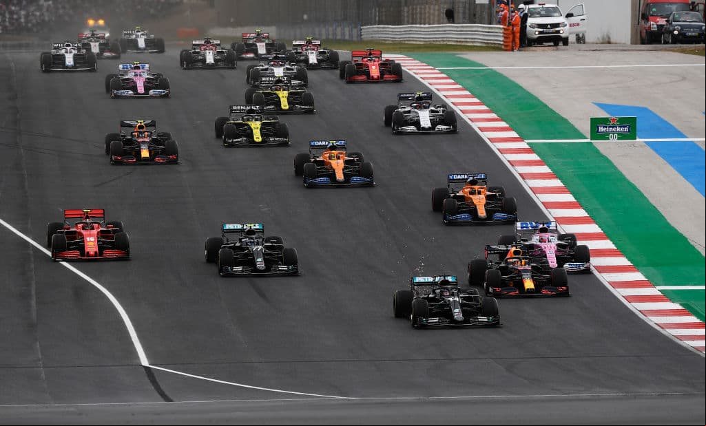 Lewis Hamilton lo hace de nuevo y rompe récord mundial con 92 carreras ganadas en la Formula 1. Se le unen al podio Valtieri Bottas y Max Verstappen. Muy buenas carreras de Charles Leclerc y del mexicano Sergio Pérez, pero la lluvia fue factor importante en este Gran Premio de Portugal.