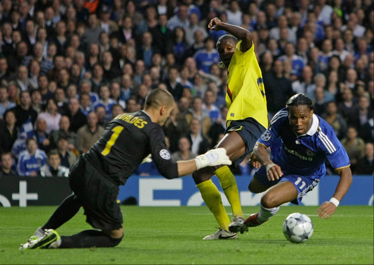Quizá uno de los más polémicas momentos es cuando Yayá Touré barre con mucha fuerza a Drogba y aunque saca la bola también se lleva al jugador, ¿penal?